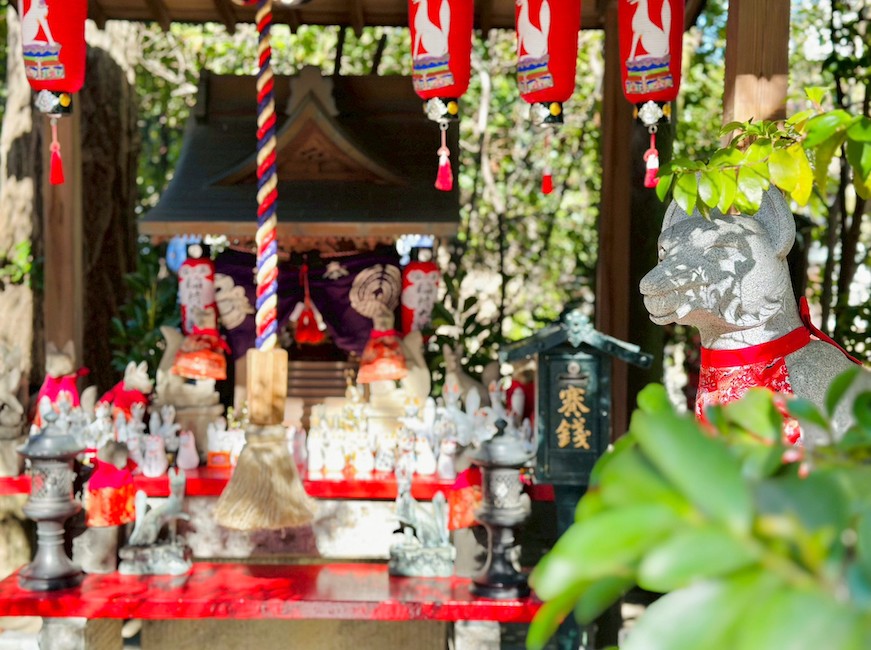 境内に鎮座する稲荷神社の画像